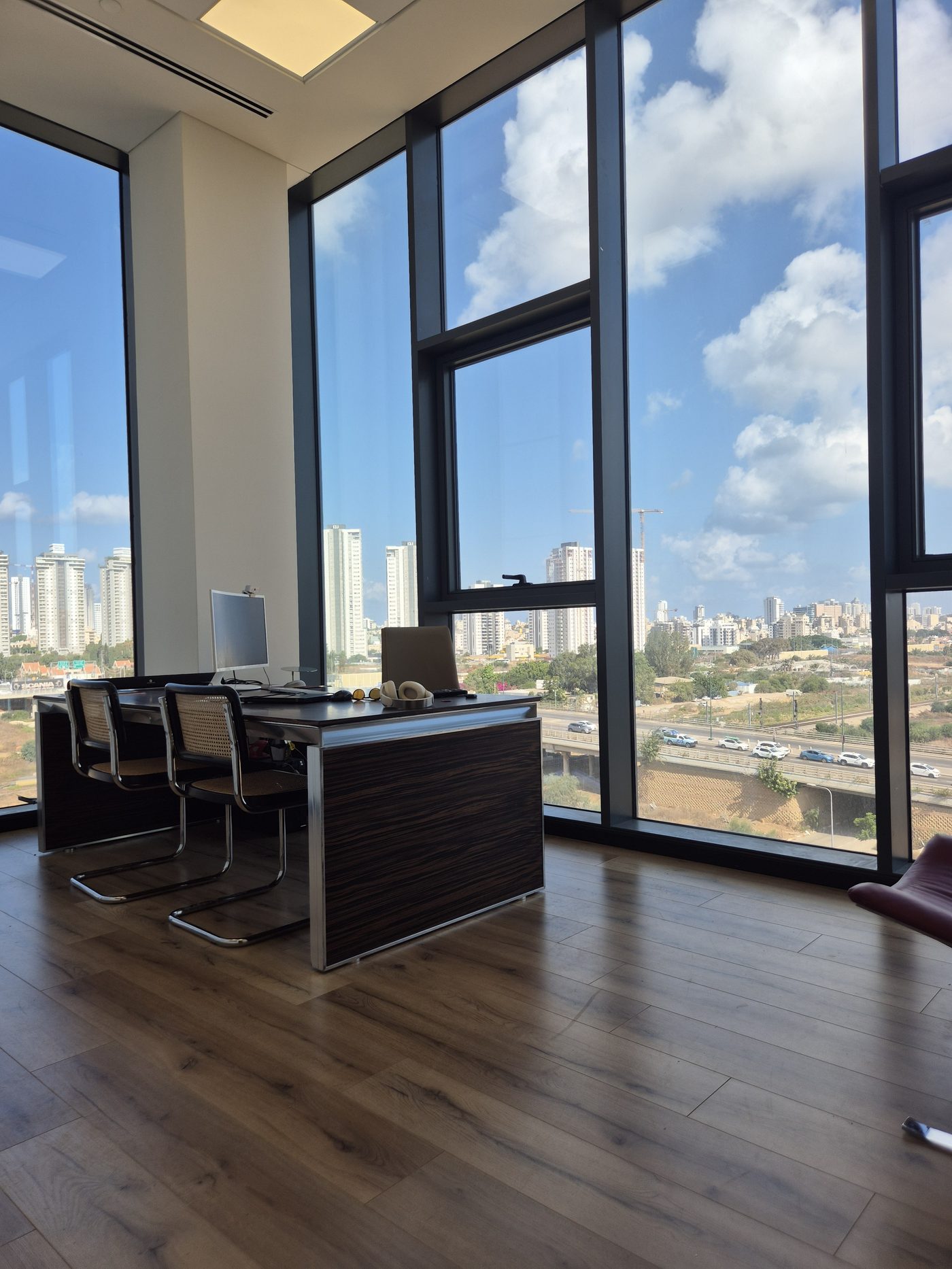 לשכת עורך דין במשרד ריגלר-אוחנה בבית אופל נתניה, עם נוף לקו הרקיע של נתניה